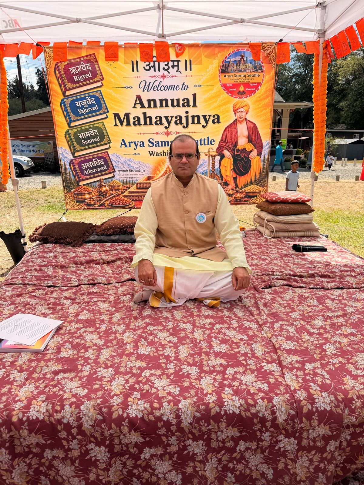Mahamrityunjaya Good Health Yajna — Rhythmic chanting of the sacred Tryambakam mantra for physical recovery, longevity, and spiritual strength.